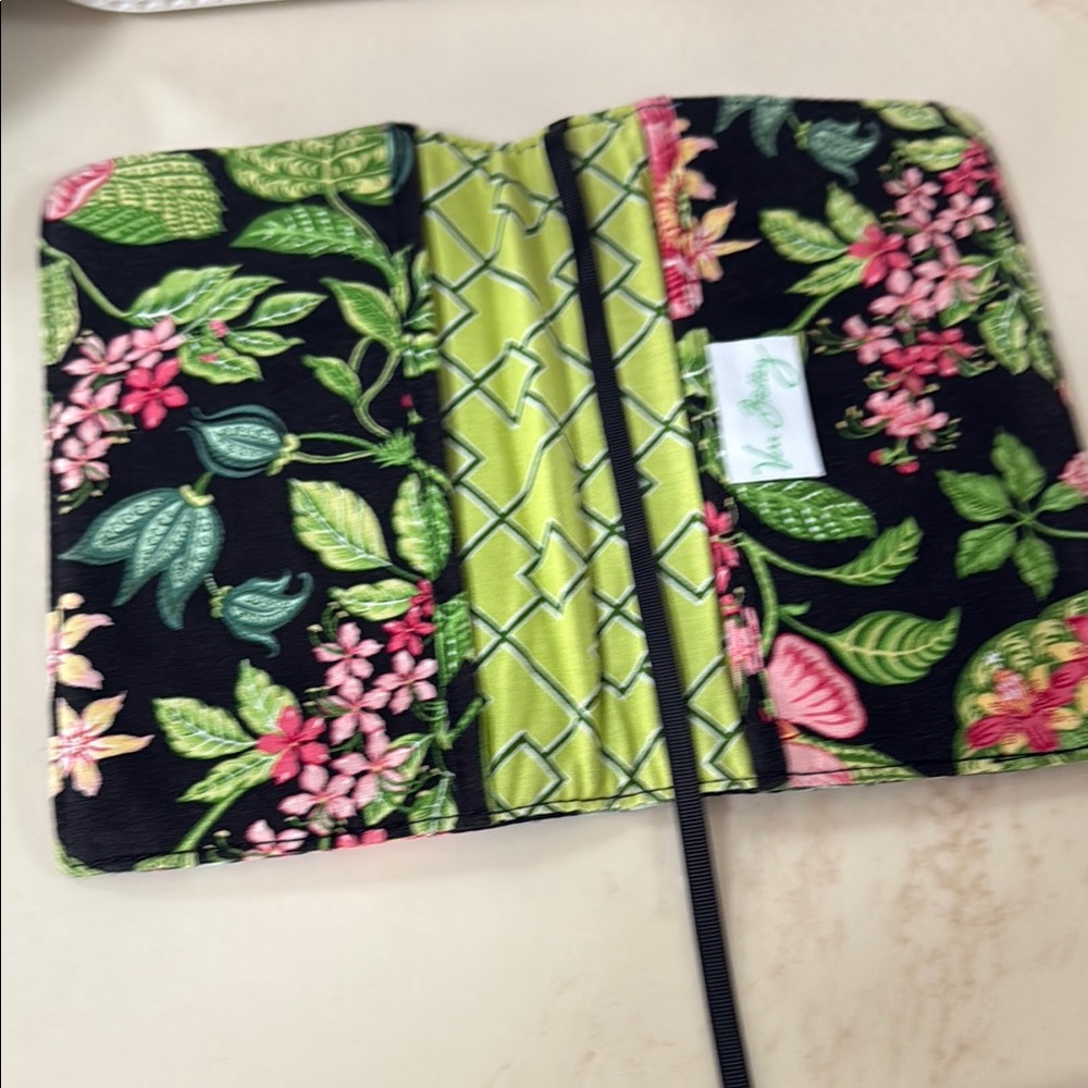 Vera Bradley Botanical Floral Patterned Fabric book Cover NWOT - Picture 2 of 3
